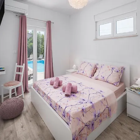 Tomichic With Swimming Pool Вилла