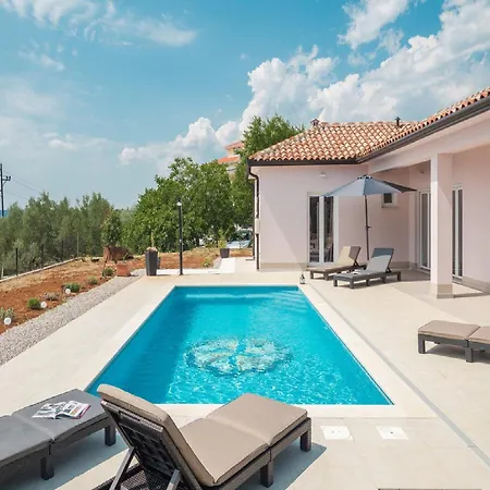 Tomichic With Swimming Pool * Лабин